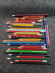 33 Colored pencils prisma color and others (C18B1)