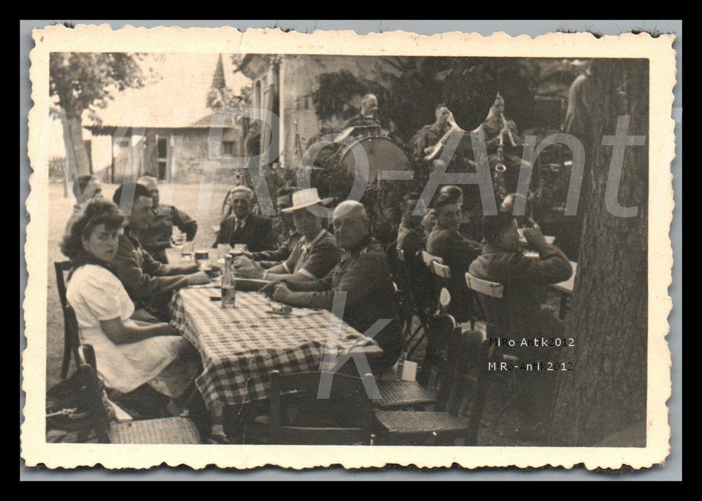 Photo, 2nd/Eisb.Pi.Ausb.Btl.5 HptFw., in the inn z.Grünen Berg…b, 1942; L183L