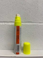 Kuretake ZIG Posterman PMA-120 Fluorescent Chalk Pen 15mm – Yellow