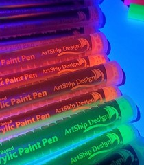 UV Activated Neon Acrylic Paint Pens – 14 Pack of Fine & Medium Tip Markers