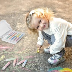 Dustless Chalk for Kids Toddlers – Colored Sidewalk Chalk with Holder 12 Pcs