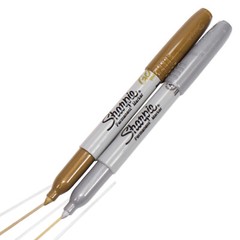 Set of 2 Sharpie Brand Marker Pens – 1 x Gold & 1 x Silver – Fine Point Metallic