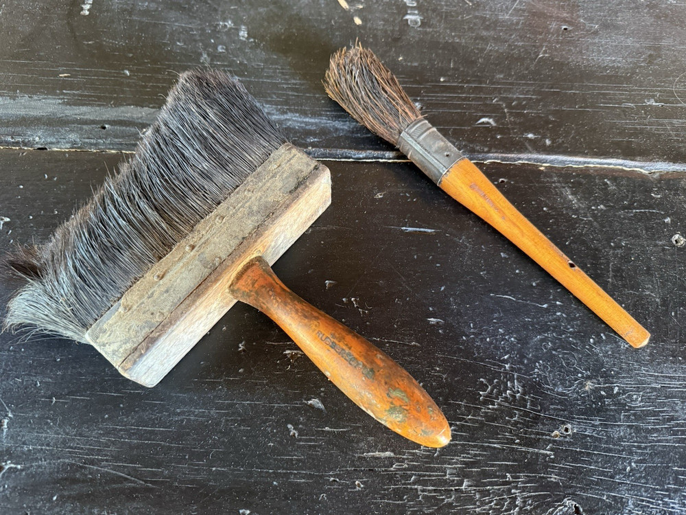 2 Vintage Antique Paint Brushes Wood Handle Horse Hair Art Round Rectangle