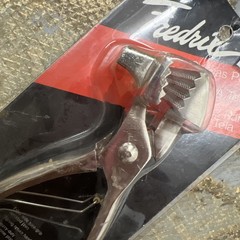 Fredrix Canvas Pliers: Extra Wide Sure Grip Serrated Jaws – Item #7400