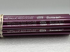 (20 COUNT) METALLIC RED OCHRE 033 – Shuttle Art Colored Pencils