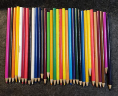 Lot 33 crayola an other colored pencils (C18B2)